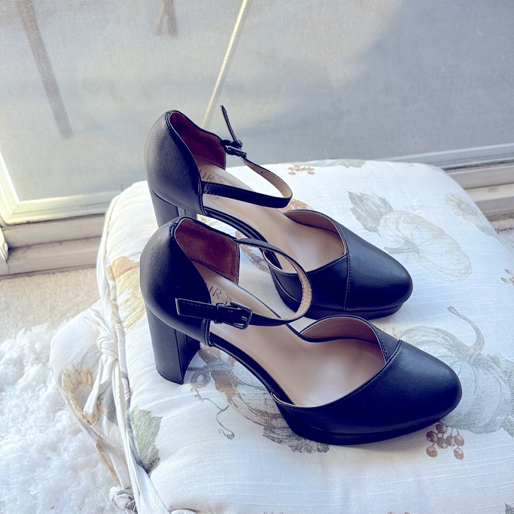 Naturalize size 7 black Mary Jane style platform